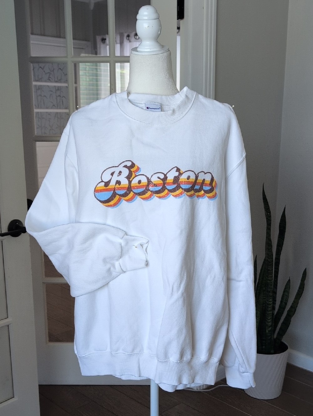 Champion Boston White Crewneck Sweater with Retro Multicolor 'Boston' Graphic Me